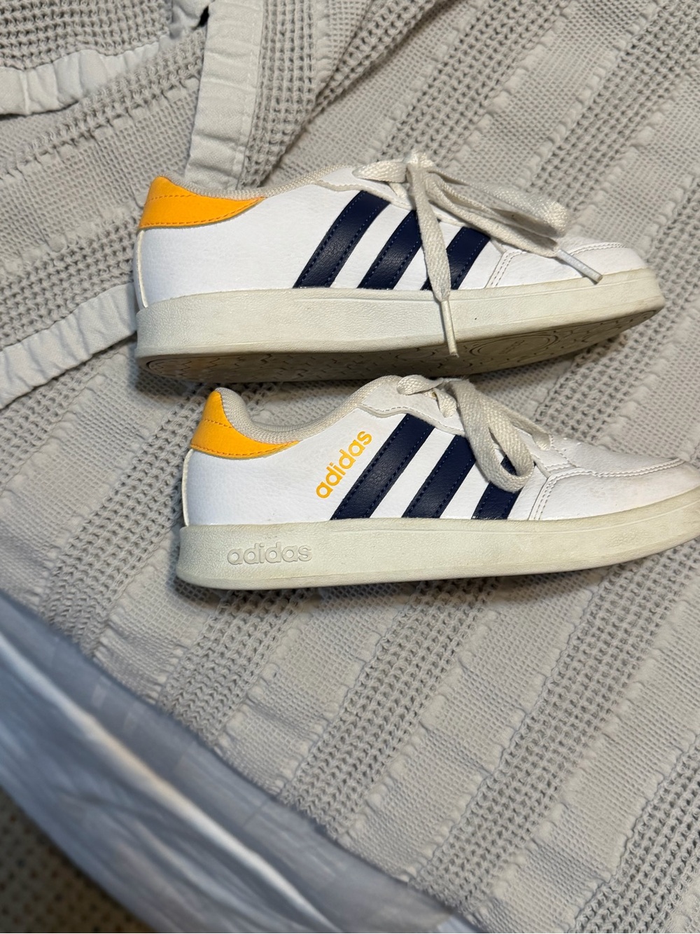 adidas kids casual sneaker size 13y